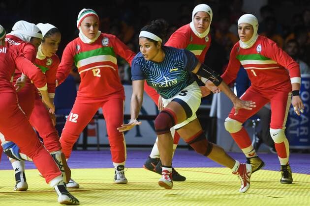 Sport Themen der Woche KW34 Sport Bilder des Tages (180824) -- JAKARTA, Aug. 24, 2018 -- Payel Chowdhury (Front) of India competes during kabaddi women s team final against India at the Asian Games 2018 in Jakarta, Indonesia on Aug. 24, 2018. Iran won the gold medal at 27-24. ) (SP)INDONESIA-JAKARTA-ASIAN GAMES-KABADDI-WOMEN S TEAM DuxYu 