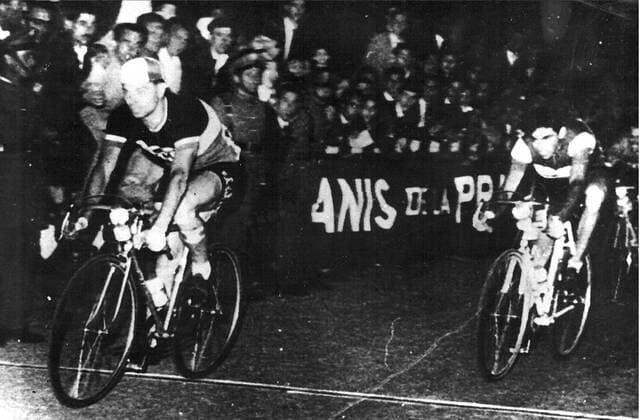 TARRAGONA -- -- BELGIAN, ACE VAN LOOY WON THE MOST IMPORTANT LAPS OF THE VUELTA A ESPANA, ARRIVING HERE FOLLOWED BY THE SPANIARD BOTELLA. .JVB WST BELGA.  x85095926stx