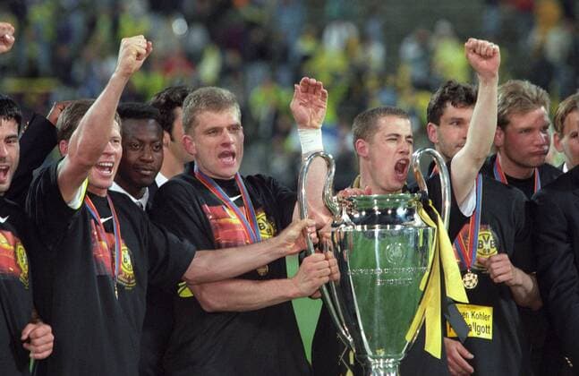 Team von Borussia Dortmund mit dem Pokal der Landesmeister im Finale des Europapokals der Landesmeister zwischen Borussia Dortmund und Juventus Turin 28.5.1997 in München Team von Borussia Dortmund mit dem Pokal der Landesmeister im Finale des Europapokals der Landesmeister zwischen Borussia Dortmund und Juventus Turin 28.5.1997 in München