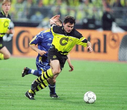 Stéphane Chapuisat im Finale des Europapokals der Landesmeister zwischen Borussia Dortmund und Juventus Turin am 28.5.1997 in München Stéphane Chapuisat im Finale des Europapokals der Landesmeister zwischen Borussia Dortmund und Juventus Turin am 28.5.1997 in München