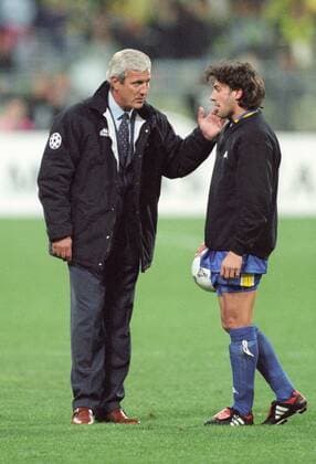 Trainer Lippi tröstet Del Piero (re) im Finale des Europapokals der Landesmeister zwischen Borussia Dortmund und Juventus Turin am 28.5.1997 in München Trainer Lippi tröstet Del Piero (re) im Finale des Europapokals der Landesmeister zwischen Borussia Dortmund und Juventus Turin am 28.5.1997 in München