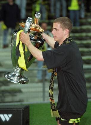 Lars Ricken mit dem Pokal der Landesmeister im Finale des Europapokals der Landesmeister zwischen Borussia Dortmund und Juventus Turin am 28.5.1997 in München Lars Ricken mit dem Pokal der Landesmeister im Finale des Europapokals der Landesmeister zwischen Borussia Dortmund und Juventus Turin am 28.5.1997 in München