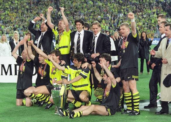 Team von Borussia Dortmund mit dem Pokal der Landesmeister im Finale des Europapokals der Landesmeister zwischen Borussia Dortmund und Juventus Turin am 28.5.1997 in München Team von Borussia Dortmund mit dem Pokal der Landesmeister im Finale des Europapokals der Landesmeister zwischen Borussia Dortmund und Juventus Turin am 28.5.1997 in München
