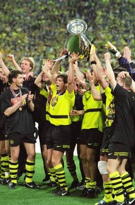 Team von Borussia Dortmund mit dem Pokal der Landesmeister im Finale des Europapokals der Landesmeister zwischen Borussia Dortmund und Juventus Turin am 28.5.1997 in München Team von Borussia Dortmund mit dem Pokal der Landesmeister im Finale des Europapokals der Landesmeister zwischen Borussia Dortmund und Juventus Turin am 28.5.1997 in München
