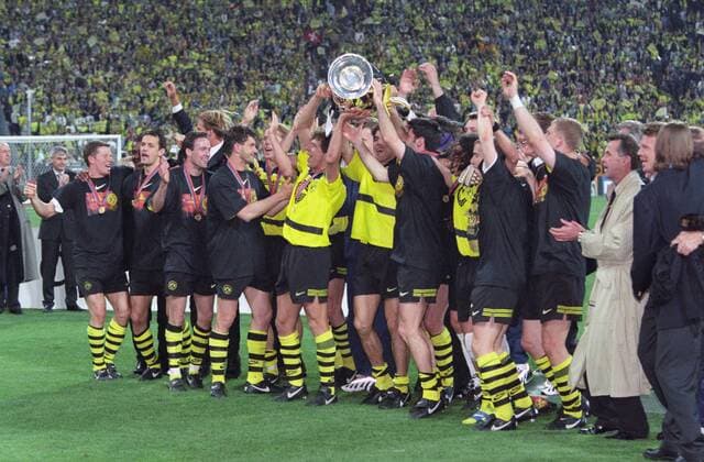 Team von Borussia Dortmund mit dem Pokal der Landesmeister im Finale des Europapokals der Landesmeister zwischen Borussia Dortmund und Juventus Turin am 28.5.1997 in München Team von Borussia Dortmund mit dem Pokal der Landesmeister im Finale des Europapokals der Landesmeister zwischen Borussia Dortmund und Juventus Turin am 28.5.1997 in München