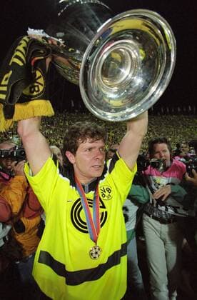 Andreas Möller mit dem Pokal der Landesmeister im Finale des Europapokals der Landesmeister zwischen Borussia Dortmund und Juventus Turin am 28.5.1997 in München Andreas Möller mit dem Pokal der Landesmeister im Finale des Europapokals der Landesmeister zwischen Borussia Dortmund und Juventus Turin am 28.5.1997 in München