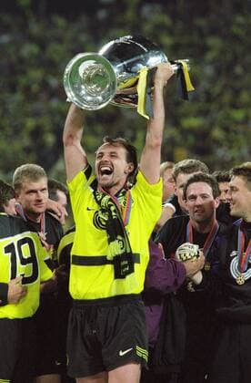 Jürgen Kohler mit dem Pokal der Landesmeister im Finale des Europapokals der Landesmeister zwischen Borussia Dortmund und Juventus Turin am 28.5.1997 in München Jürgen Kohler mit dem Pokal der Landesmeister im Finale des Europapokals der Landesmeister zwischen Borussia Dortmund und Juventus Turin am 28.5.1997 in München