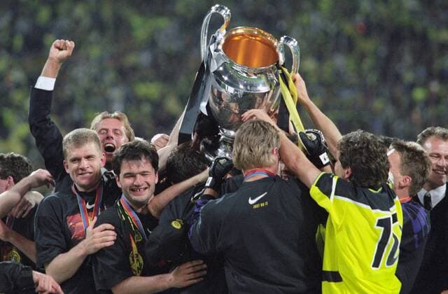 Team von Borussia Dortmund mit dem Pokal der Landesmeister im Finale des Europapokals der Landesmeister zwischen Borussia Dortmund und Juventus Turin am 28.5.1997 in München Team von Borussia Dortmund mit dem Pokal der Landesmeister im Finale des Europapokals der Landesmeister zwischen Borussia Dortmund und Juventus Turin am 28.5.1997 in München
