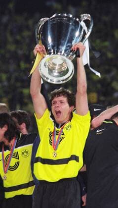 Andreas Möller mit dem Pokal der Landesmeister im Finale des Europapokals der Landesmeister zwischen Borussia Dortmund und Juventus Turin am 28.5.1997 in München Andreas Möller mit dem Pokal der Landesmeister im Finale des Europapokals der Landesmeister zwischen Borussia Dortmund und Juventus Turin am 28.5.1997 in München