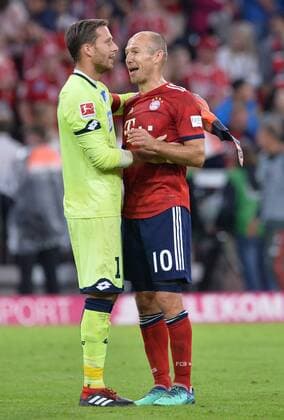 Sport Bilder des Tages Fußball 1. Bundesliga 1. Spieltag Bayern München - 1899 Hoffenheim am 24.08.2018 in der Allianz-Arena in München Oliver Baumann ( Hoffenheim ), links - Arjen Robben ( München ), rechts *** Football 1 Bundesliga 1 Gameday Bayern Munich 1899 Hoffenheim on 24 08 2018 in the Allianz Arena in Munich Oliver Baumann Hoffenheim left Arjen Robben Munich right xTTx