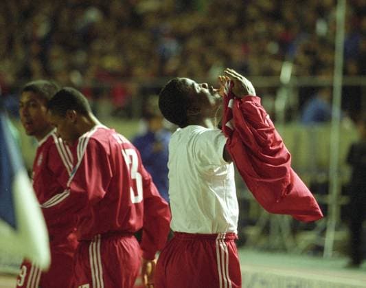 Torschütze zum 1:0 Sieg Samuel Kuffour im Weltpokalfinale in Tokio FC Bayern gegen Boca Juniors fotografiert am 27.11.2001 in Tokio Torschütze zum 1:0 Sieg Samuel Kuffour im Weltpokalfinale in Tokio FC Bayern gegen Boca Juniors fotografiert am 27.11.2001 in Tokio