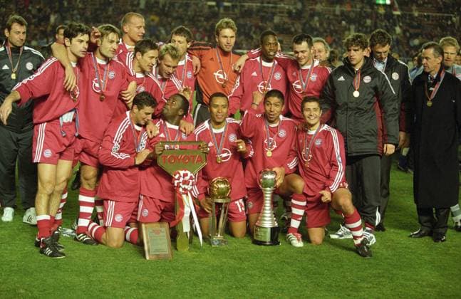 Siegerteam des FC Bayern München, hi.v.li.: Bernd Dreher, Ciriaco Sforza, Robert Kovac, Carsten Jancker, Niko Kovac, Thorsten Fink, Thomas Linke, Andreas Wessels, Pablo Thiam, Willy Sagnol, Owen Hargreaves, Co Trainer Michael Henke, Trainer Ottmar Hitzfeld, Oliver Kahn; vorn: Claudio Pizarro, Samuel Osei Kuffour, Paulo Sergio, Giovane Elber, Bixente Lizarazu - im Weltpokalfinale in Tokio FC Bayern gegen Boca Juniors fotografiert am 27.11.2001 in Tokio Siegerteam des FC Bayern München im Weltpokalfinale in Tokio FC Bayern gegen Boca Juniors fotografiert am 27.11.2001 in Tokio