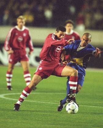 Claudio Pizzaro vom FC Bayern München und Mauricio Serna in Aktion im Weltpokalfinale in Tokio FC Bayern gegen Boca Juniors fotografiert am 27.11.2001 in Tokio Claudio Pizzaro vom FC Bayern München in Aktion im Weltpokalfinale in Tokio FC Bayern gegen Boca Juniors fotografiert am 27.11.2001 in Tokio