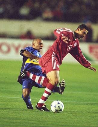 Claudio Pizzaro vom FC Bayern München und Mauricio Serna in Aktion im Weltpokalfinale in Tokio FC Bayern gegen Boca Juniors fotografiert am 27.11.2001 in Tokio Claudio Pizzaro vom FC Bayern München in Aktion im Weltpokalfinale in Tokio FC Bayern gegen Boca Juniors fotografiert am 27.11.2001 in Tokio