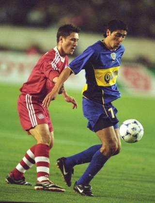 Robert Kovac (FC Bayern München) und Juan Ramon Riquelme in Aktion im Weltpokalfinale in Tokio FC Bayern gegen Boca Juniors fotografiert am 27.11.2001 in Tokio Robert Kovac vom FC Bayern München in Aktion im Weltpokalfinale in Tokio FC Bayern gegen Boca Juniors fotografiert am 27.11.2001 in Tokio