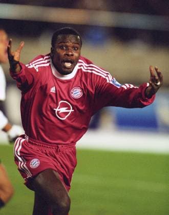 Torschütze zum 1:0 Sieg Samuel Kuffour im Weltpokalfinale in Tokio FC Bayern gegen Boca Juniors fotografiert am 27.11.2001 in Tokio Torschütze zum 1:0 Sieg Samuel Kuffour im Weltpokalfinale in Tokio FC Bayern gegen Boca Juniors fotografiert am 27.11.2001 in Tokio