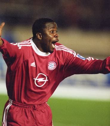 Torschütze zum 1:0 Sieg Samuel Kuffour im Weltpokalfinale in Tokio FC Bayern gegen Boca Juniors fotografiert am 27.11.2001 in Tokio Torschütze zum 1:0 Sieg Samuel Kuffour im Weltpokalfinale in Tokio FC Bayern gegen Boca Juniors fotografiert am 27.11.2001 in Tokio