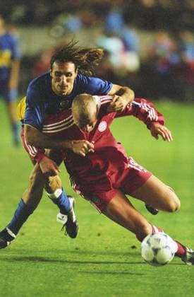 Carsten Janker vom FC Bayern München und Rolando Schiavi in Aktion im Weltpokalfinale in Tokio FC Bayern gegen Boca Juniors fotografiert am 27.11.2001 in Tokio Carsten Janker vom FC Bayern München in Aktion im Weltpokalfinale in Tokio FC Bayern gegen Boca Juniors fotografiert am 27.11.2001 in Tokio