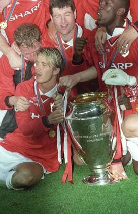 David Beckham Jubel beim Siegerteam von Manchester United ManU nach dem Sieg im Finale des Europapokals der Landesmeister zwischen Manchester United und dem FC Bayern München am 26.5.1999 in Barcelona David Beckham Jubel beim Siegerteam von Manchester United nach dem Sieg im Finale des Europapokals der Landesmeister zwischen Manchester United und dem FC Bayern München am 26.5.1999 in Barcelona