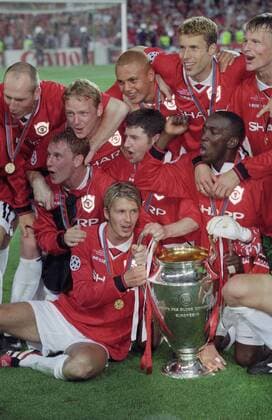 David Beckham Jubel beim Siegerteam von Manchester United ManU nach dem Sieg im Finale des Europapokals der Landesmeister zwischen Manchester United und dem FC Bayern München am 26.5.1999 in Barcelona David Beckham Jubel beim Siegerteam von Manchester United nach dem Sieg im Finale des Europapokals der Landesmeister zwischen Manchester United und dem FC Bayern München am 26.5.1999 in Barcelona