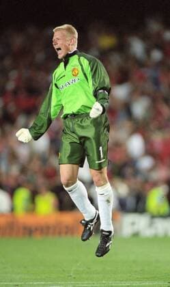 Peter Schmeichel Jubel nach dem Sieg im Finale des Europapokals der Landesmeister zwischen Manchester United ManU und dem FC Bayern München am 26.5.1999 in Barcelona Peter Schmeichel Jubel nach dem Sieg im Finale des Europapokals der Landesmeister zwischen Manchester United und dem FC Bayern München am 26.5.1999 in Barcelona