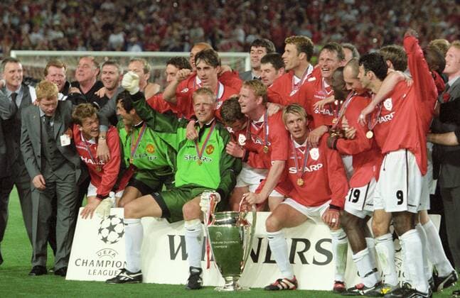 Jubel beim Siegerteam von Manchester United ManU nach dem Sieg im Finale des Europapokals der Landesmeister zwischen Manchester United und dem FC Bayern München am 26.5.1999 in Barcelona Jubel beim Siegerteam von Manchester United nach dem Sieg im Finale des Europapokals der Landesmeister zwischen Manchester United und dem FC Bayern München am 26.5.1999 in Barcelona