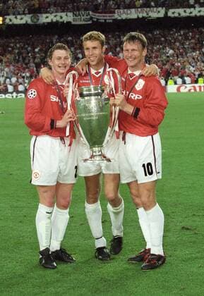 Jubel mit Torschütze Ole Solskjaer (li) und Dwight Yourke beim Siegerteam von Manchester United ManU nach dem Sieg im Finale des Europapokals der Landesmeister zwischen Manchester United und dem FC Bayern München am 26.5.1999 in Barcelona Jubel mit Torschütze Ole Solskjaer (li) und Dwight Yourke beim Siegerteam von Manchester United nach dem Sieg im Finale des Europapokals der Landesmeister zwischen Manchester United und dem FC Bayern München am 26.5.1999 in Barcelona
