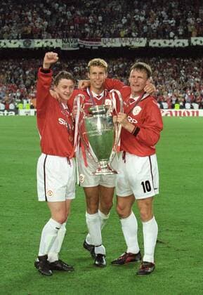Jubel mit Torschütze Ole Solskjaer (li) und Dwight Yourke beim Siegerteam von Manchester United ManU nach dem Sieg im Finale des Europapokals der Landesmeister zwischen Manchester United und dem FC Bayern München am 26.5.1999 in Barcelona Jubel mit Torschütze Ole Solskjaer (li) und Dwight Yourke beim Siegerteam von Manchester United nach dem Sieg im Finale des Europapokals der Landesmeister zwischen Manchester United und dem FC Bayern München am 26.5.1999 in Barcelona