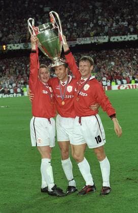 Jubel mit Torschütze Ole Solskjaer (re) beim Siegerteam von Manchester United ManU nach dem Sieg im Finale des Europapokals der Landesmeister zwischen Manchester United und dem FC Bayern München am 26.5.1999 in Barcelona Jubel mit Torschütze Ole Solskjaer (re) beim Siegerteam von Manchester United nach dem Sieg im Finale des Europapokals der Landesmeister zwischen Manchester United und dem FC Bayern München am 26.5.1999 in Barcelona