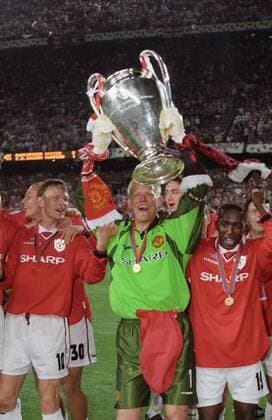Jubel mit Torschütze Ole Solskjaer (li) und Dwight Yourke und Peter Schmeichel beim Siegerteam von Manchester United ManU nach dem Sieg im Finale des Europapokals der Landesmeister zwischen Manchester United und dem FC Bayern München am 26.5.1999 in Barcelona Jubel mit Torschütze Ole Solskjaer (li) und Dwight Yourke und Peter Schmeichel beim Siegerteam von Manchester United nach dem Sieg im Finale des Europapokals der Landesmeister zwischen Manchester United und dem FC Bayern München am 26.5.1999 in Barcelona