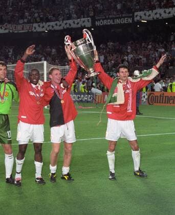Jubel mit Torschütze Ole Solskjaer (li) und Dwight Yourke beim Siegerteam von Manchester United ManU nach dem Sieg im Finale des Europapokals der Landesmeister zwischen Manchester United und dem FC Bayern München am 26.5.1999 in Barcelona Jubel mit Torschütze Ole Solskjaer (li) und Dwight Yourke beim Siegerteam von Manchester United nach dem Sieg im Finale des Europapokals der Landesmeister zwischen Manchester United und dem FC Bayern München am 26.5.1999 in Barcelona