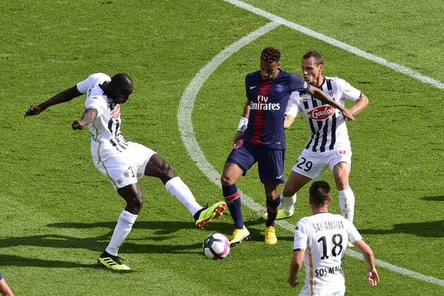 NEYMAR JR (PSG) vs DORE Ferebory (Angers) MANCEAU Vincent (Angers) FOOTBALL : PSG vs Angers - Conforama L1 - 25 08 2018 JBAutissier Panoramic 