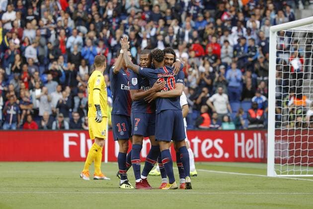 Edinson Roberto Paulo Cavani Gomez (El Matador) (El Botija) (Florestan) (PSG) inscrit un but, celebration avec Neymar da Silva Santos Junior - Neymar Jr (PSG), Kylian Mbappe (PSG), Angel Di Maria (PSG), Ludovic BUTELLE (SCO Angers) FOOTBALL : PSG v SCO ANGERS - Ligue 1 - 25 08 2018 StephaneAllaman Panoramic 