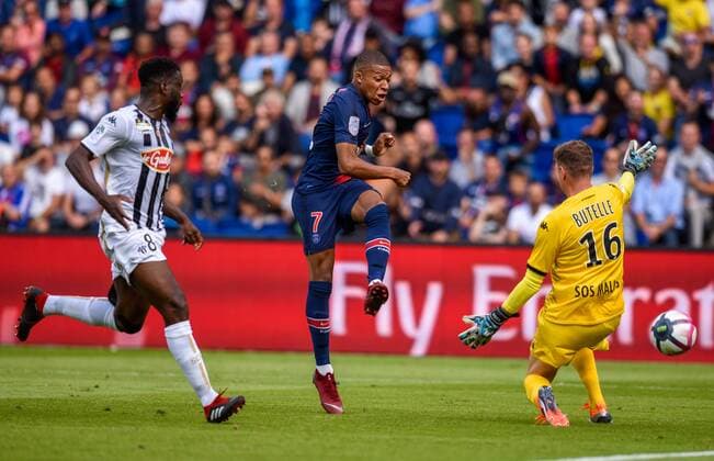 Kylian Mbappe ( PSG ) - Ludovic Butelle ( Angers ) FOOTBALL : Paris Saint Germain vs Angers SCO - Ligue 1 - Paris - 25 08 2018 FedericoPestellini Panoramic 