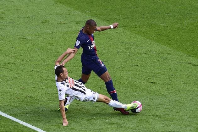 MBAPPE Kylian (PSG) vs MANCEAU Vincent (Angers) FOOTBALL : PSG vs Angers - Conforama L1 - 25 08 2018 JBAutissier Panoramic 