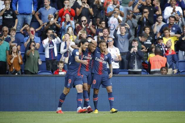 Neymar da Silva Santos Junior - Neymar Jr (PSG) inscrit le troisieme but parisien, joie avec Edinson Roberto Paulo Cavani Gomez (El Matador) (El Botija) (Florestan) (PSG) et Kylian Mbappe (PSG) FOOTBALL : PSG v SCO ANGERS - Ligue 1 - 25 08 2018 StephaneAllaman Panoramic 