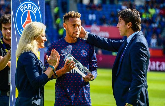 Neymar Jr ( PSG ) - Nathalie Boy de la Tour ( Presidente Ligue de Football Professionnel ) - Maxwell ( PSG ) - trophee passeur FOOTBALL : Paris Saint Germain vs Angers SCO - Ligue 1 - Paris - 25 08 2018 FedericoPestellini Panoramic 