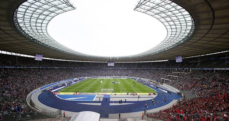 Olympiastadion Sportstätte Übersicht vor Spielbeginn Totale Fußball Fussball DFL Bundesliga Saison 2018 2019 25.08.2018 Hertha BSC Berlin vs. 1.FC Nürnberg FCN DFL regulations prohibit any use of photographs as image sequences and or quasi-video.