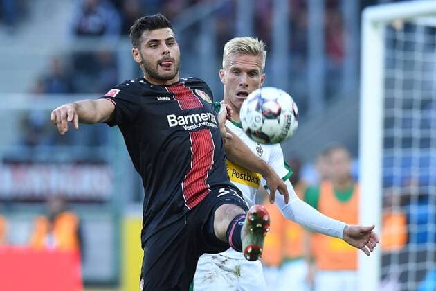 Fußball 1. Bundesliga 1. Spieltag Borussia Mönchengladbach - Bayer 04 Leverkusen am 25.08.2018 im Borussia-Park in Mönchengladbach Kevin Volland ( Leverkusen ), vorne - Oscar Wendt ( Mönchengladbach ), hinten Gemäß den Vorgaben der DFL Deutsche Fußball Liga ist es untersagt, in dem Stadion und oder vom Spiel angefertigte Fotoaufnahmen in Form von Sequenzbildern und oder videoähnlichen Fotostrecken zu verwerten bzw. verwerten zu lassen. DFL regulations prohibit any use of photographs as image sequences and or quasi-video. *** Soccer 1 Bundesliga 1 Gameday Borussia Mönchengladbach Bayer 04 Leverkusen at 25 08 2018 at Borussia Park in Mönchengladbach Kevin Volland Leverkusen ahead Oscar Wendt Mönchengladbach behind According to the requirements of the DFL German Football League it is prohibited in the stadium and or made by the game photos in the form of Sequence images and or video-like photo galleries to be exploited or recycled DFL regulations prohibit any use of photographs as image sequences and or quasi video xRx