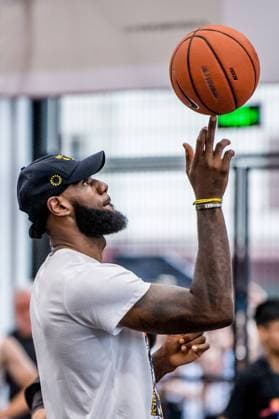 NBA Basketball Herren USA star LeBron James of Los Angeles Lakers shows his basketball skills during his China tour in Shanghai, China, 25 August 2018. LeBron James shows off basketball skills during China tour  pbu856001_07