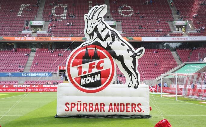 Koeln - Erz.Aue Fussball 2.Bundesliga Köln, 25.08.2018, RheinEnergy Stadion, Fussball, 2.Bundesliga, 3.Spieltag , 1.FC Köln vs. FC Erzgebirge Aue 3:1 (1:1) , Im Bild; Kölner Logo mit Geißbock Geissbock. , Gemäß den Vorgaben der DFL Deutsche Fußball Liga ist es untersagt, in dem Stadion und oder vom Spiel angefertigte Fotoaufnahmen in Form von Sequenzbildern und oder videoähnlichen Fotostrecken zu verwerten bzw. verwerten zu lassen. , .