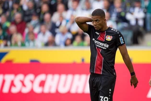 Moenchengladbach, Germany 25.08.2018, 1. Bundesiga, 1. Spieltag, Borussia Moenchengladbach - Bayer 04 Leverkusen, Benjamin Henrichs (B04) Schaut ( DeFodi001 *** Moenchengladbach Germany 25 08 2018 1 Bundesliga 1 Gameday Borussia Moenchengladbach Bayer 04 Leverkusen Benjamin Henrichs B04 View DeFodi001