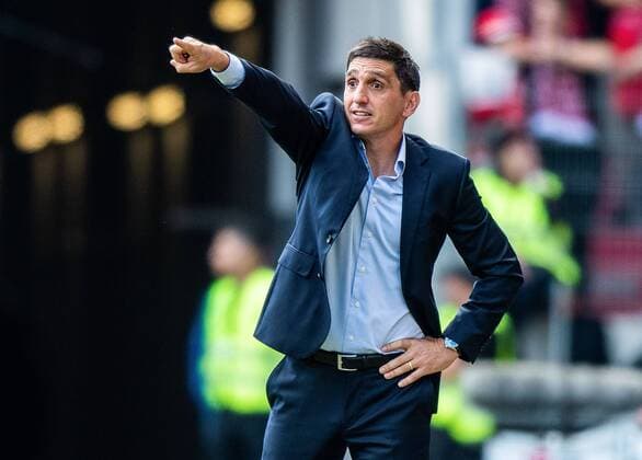 26.08.2018, xfux, Fussball 1. Bundesliga, FSV Mainz 05 - VfB Stuttgart emspor, azspor, mzspor, v.l. Trainer Tayfun Korkut (VfB Stuttgart) gibt Anweisungen, gestikuliert, mit den Armen gestikulieren gives instructions, gesticulate, gesticolando. (DFL DFB REGULATIONS PROHIBIT ANY USE OF PHOTOGRAPHS as IMAGE SEQUENCES and or QUASI-VIDEO) Mainz