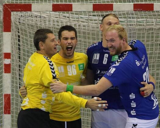 Jubel ber den Punktgewinn, Torwart Erik Toepfer (EHV Aue, 96), Torwart Radek Musil (EHV Aue, 1), Kevin Roch (EHV Aue, 6), Jort Neuteboom (EHV Aue, 20) TV Huettenberg - EHV Aue, 2. HBL Giessen