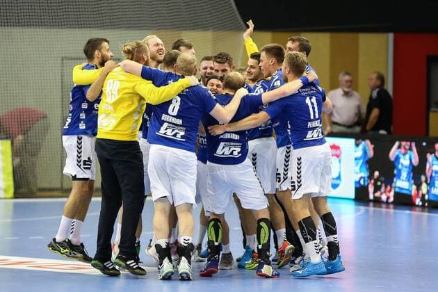 Jubel der Mannschaft des EHV Aue nach dem Punktgewinn in Huettenberg TV Huettenberg - EHV Aue, 2. HBL Giessen
