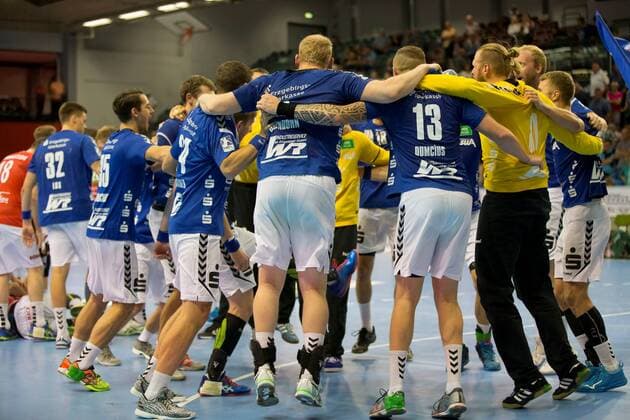 Die Spieler von Aue feiern den Punktgewinn mit einem Taenzchen. TV Huettenberg - EHV Aue, 2. HBL Giessen