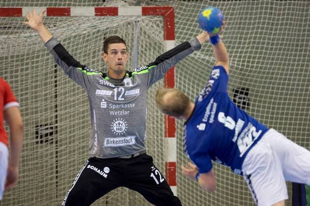Siebenmeter fuer Aue durch Bengt Bornhorn (EHV Aue, 8) gegen Torhueter Fabian Schomburg (TV Huettenberg, 12) TV Huettenberg - EHV Aue, 2. HBL Giessen