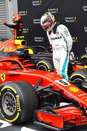 xekx 24.08.- 26.08.2018, FIA Formula 1 Championship, Grosser Preis von Belgien 2018, Grand Prix Belgien, GP Belgian Im Bild: 2. Platz Lewis Hamilton (GBR 44), Mercedes AMG Petronas Motorsport schaut sich Sebastian Vettel Ferrari an Spa Francochamps Belgien