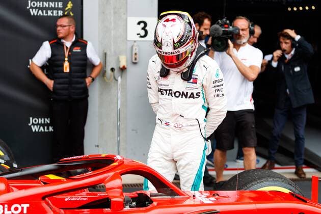 Sport Bilder des Tages Lewis Hamilton (Mercedes AMG Petronas Formula One Team) begutachtet das Auto von Sebastian Vettel (Scuderia Ferrari), Grosser Preis von Belgien 2018, Motorsport, Formel 1, 26.08.2018, Grosser Preis von Belgien 2018, Motorsport, Formel 1, 26.08.2018 Spa Franchorchamps Copyright: xNeisx Eibner-Pressefotox EP_ans