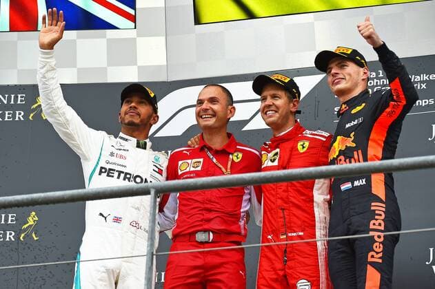 xekx 24.08.- 26.08.2018, FIA Formula 1 Championship, Grosser Preis von Belgien 2018, Grand Prix Belgien, GP Belgian Im Bild: v.l. 2. Platz Lewis Hamilton (GBR 44), Mercedes AMG Petronas Motorsport, Techniker von Ferrari, Sieger Sebastian Vettel (GER 5), Scuderia Ferrari, 3. Platz Max Verstappen (NED 33), Aston Martin Red Bull Racing Spa Francochamps Belgien